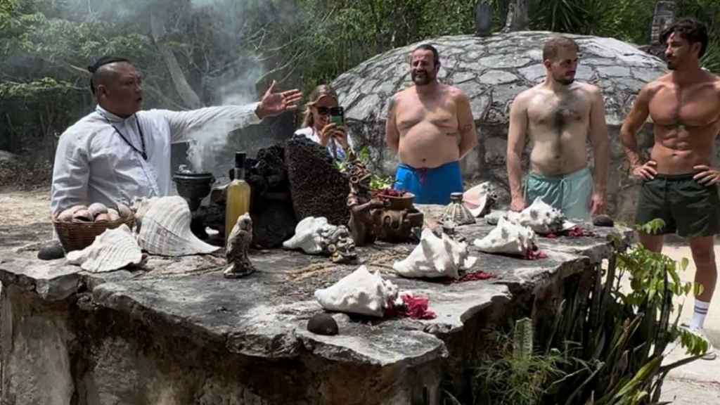 El chamán Armando, durante el ritual iniciático; de fondo, como un iglú de piedra, el temazcal donde se desarrollará el baño de vapor.