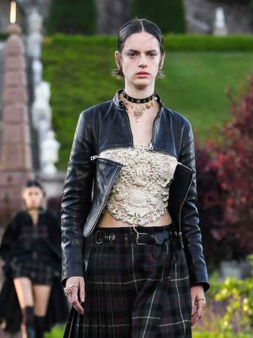 Silueta del desfile Crucero 2025 de Dior.