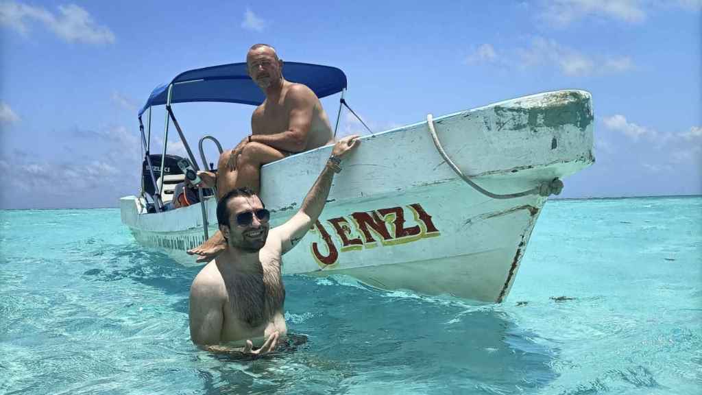 Las barca Jenzi fondea en las cristalinas costas de Sian Ka'an.