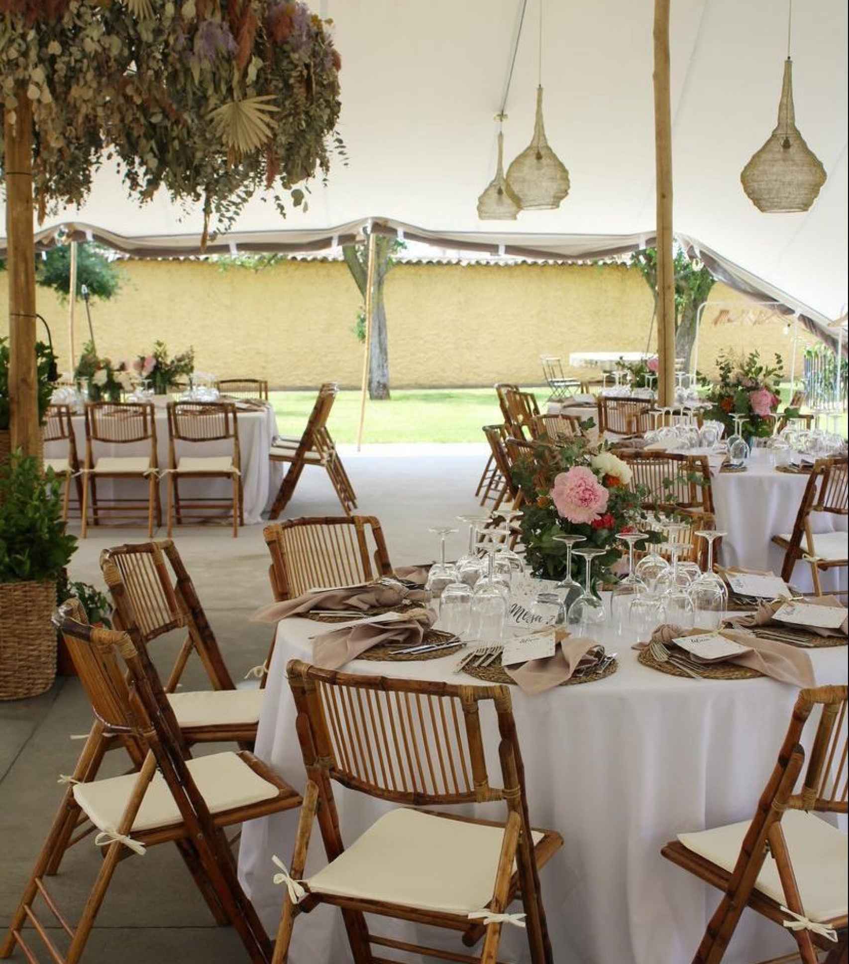 Una de las mesas preparadas para la boda
