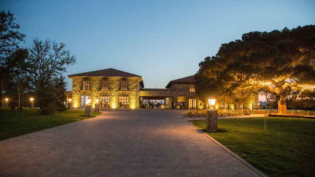 La entrada a la finca iluminada