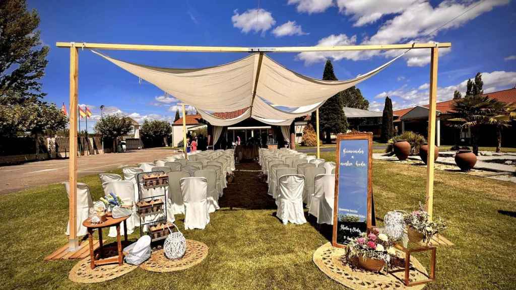El jardín preparado para la ceremonia