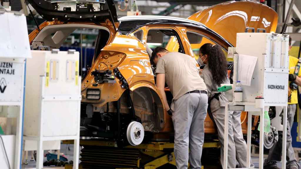 Dos operarios trabajando en la factoría Renault de Valladolid