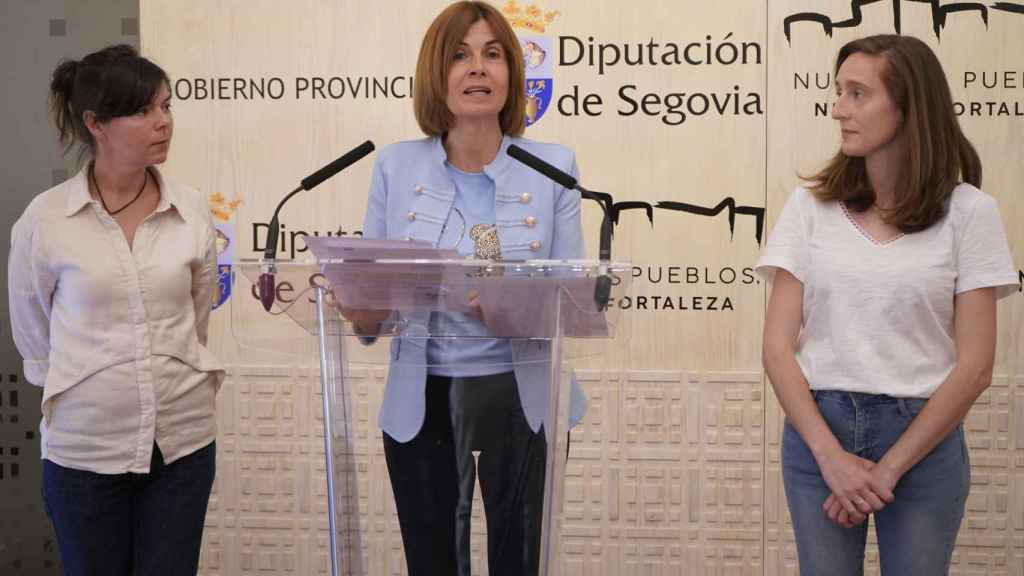 La diputada de Promoción Provincial y Desarrollo Rural Sostenible, Magdalena Rodríguez; y las promotoras del evento, Veronika Efremova y Diana García, presentan 'SOS-Tejible'