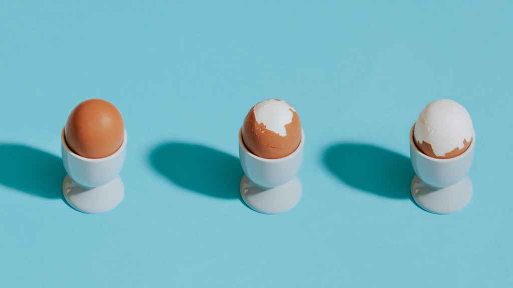 Huevos cocidos en hueveras