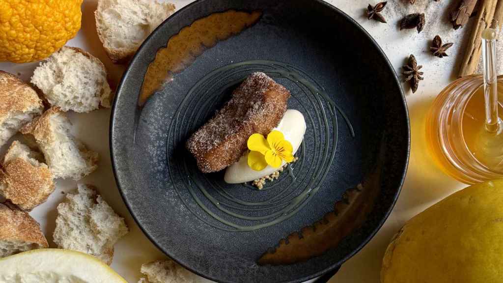 Torrija de albedo de lumia de Valencia y helado de masa madre.