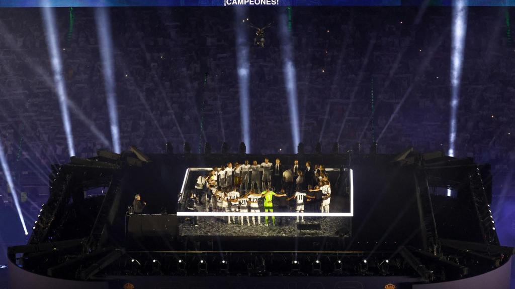 Los jugadores del Real Madrid, en un corro en la celebración del Santiago Bernabéu.