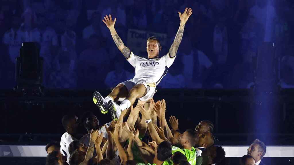 Toni Kroos es manteado por todos sus compañeros en la celebración de la Champions.