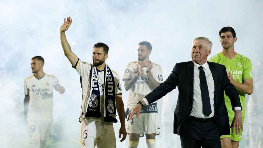 Carlo Ancelotti, junto a varios de sus futbolistas.