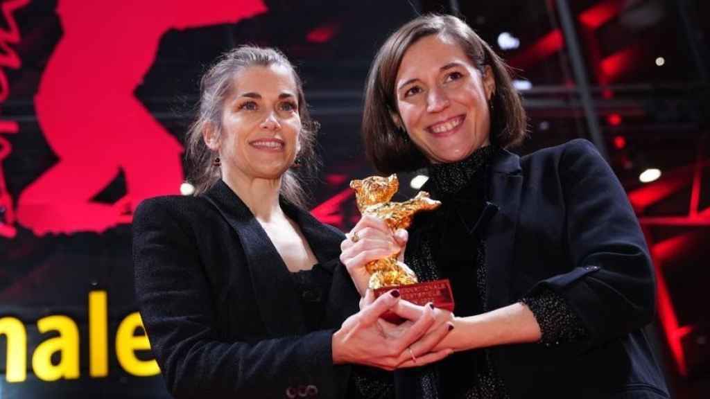 La productora María Zamora, a la izquierda, junto a la directora Carla Simón. Foto: Europa Press