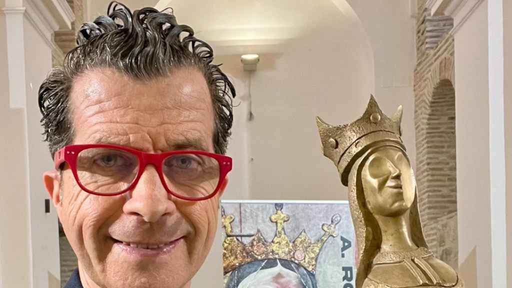 El artista toledano Alberto Romero junto a una de sus piezas.