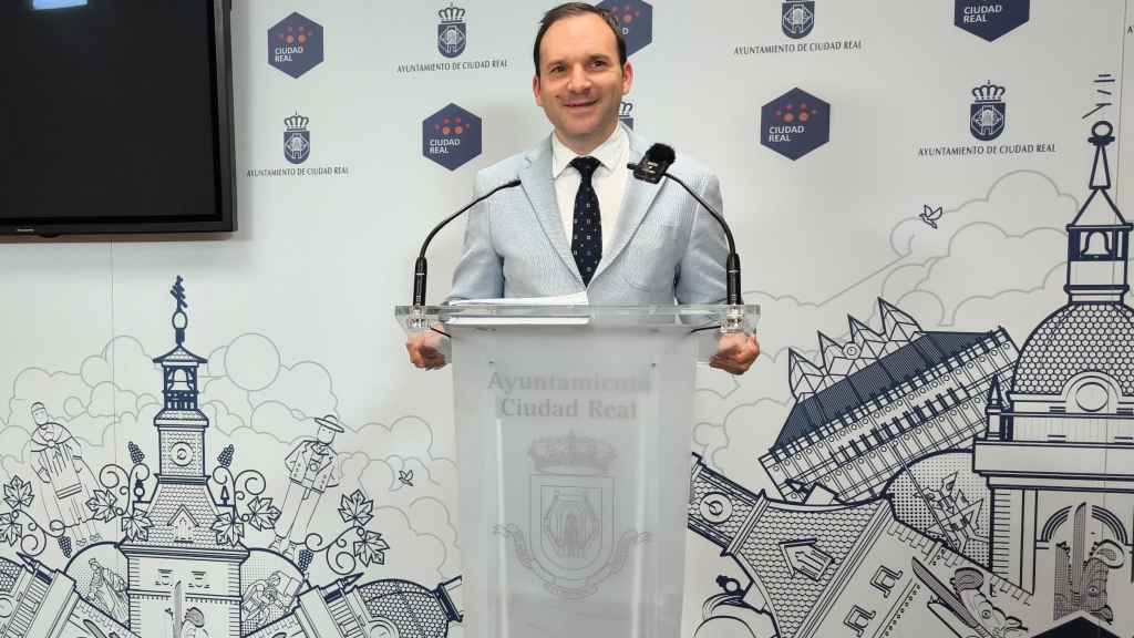 Guillermo Arroyo, portavoz del gobierno municipal del Ayuntamiento de Ciudad Real, este lunes en rueda de prensa.