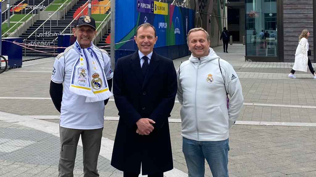 El padre Quillo (derecha) junto a Emilio Butragueño y a su hermano.