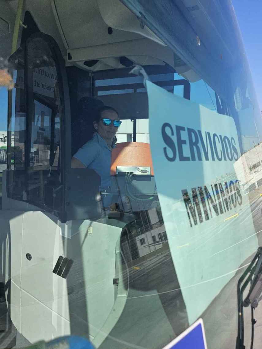 Marta en el autobús durante los servicios mínimos de la huelga actual.