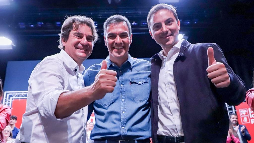 El presidente del Gobierno, Pedro Sánchez, el secretario general del PSOE en Madrid, Juan Lobato, y el alcalde de Fuenlabrada, Javier Ayala