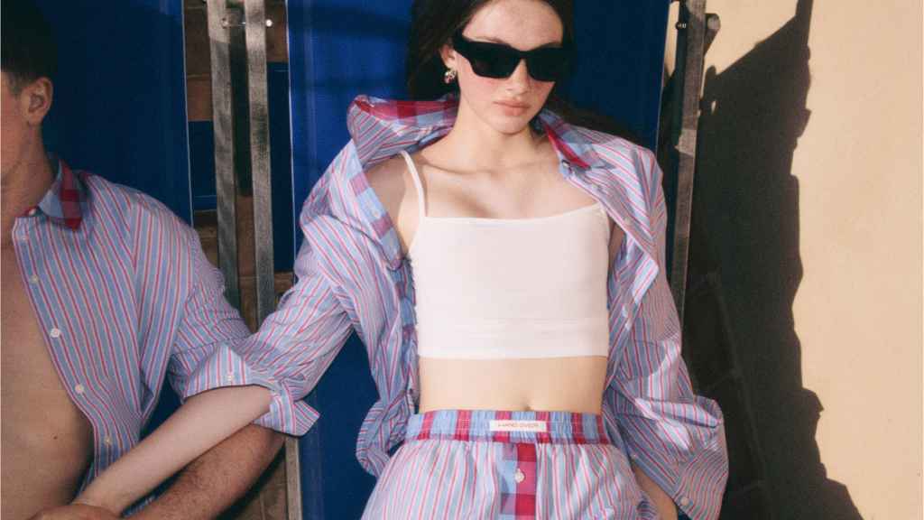 Imagen de la colaboración de Hand Over x Stradivarius