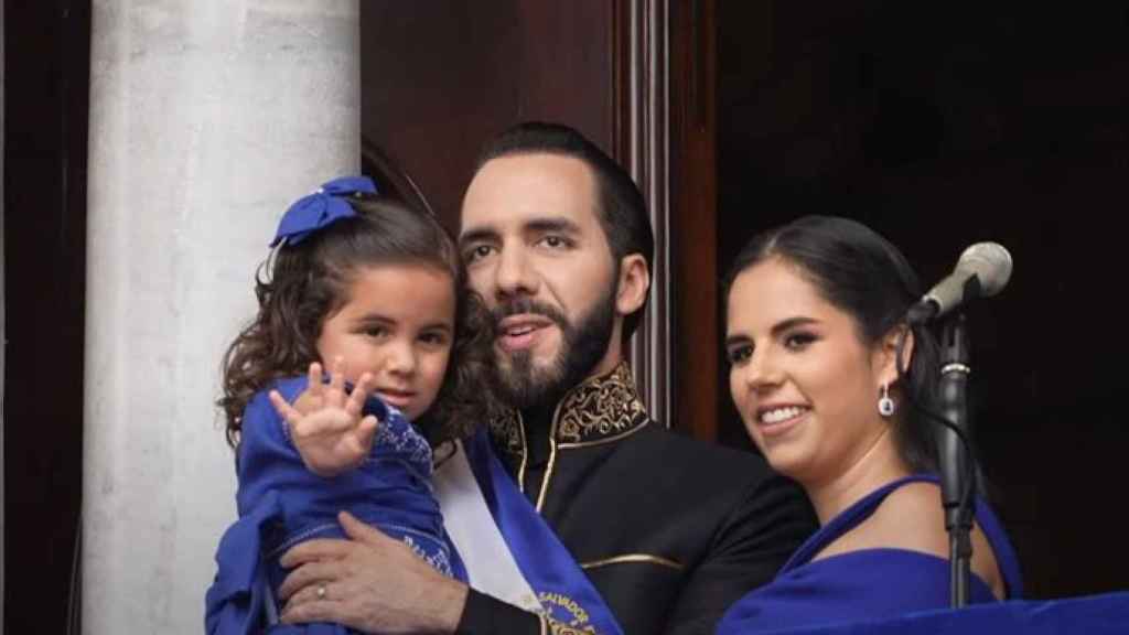 El presidente de El Salvador, Nayib Bukele, junto a su esposa y sus dos hijas en la ceremonia de asunción al poder.