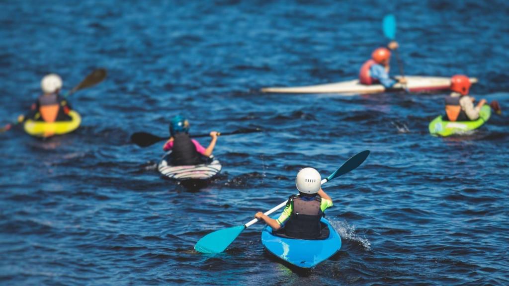 Un grupo de niños realiza una actividad en kayak