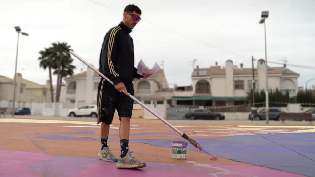 Sebastián Hernández 'Sbah' pinta el mural 'Aire', que compite por ser el mejor del mundo del mes de mayo.