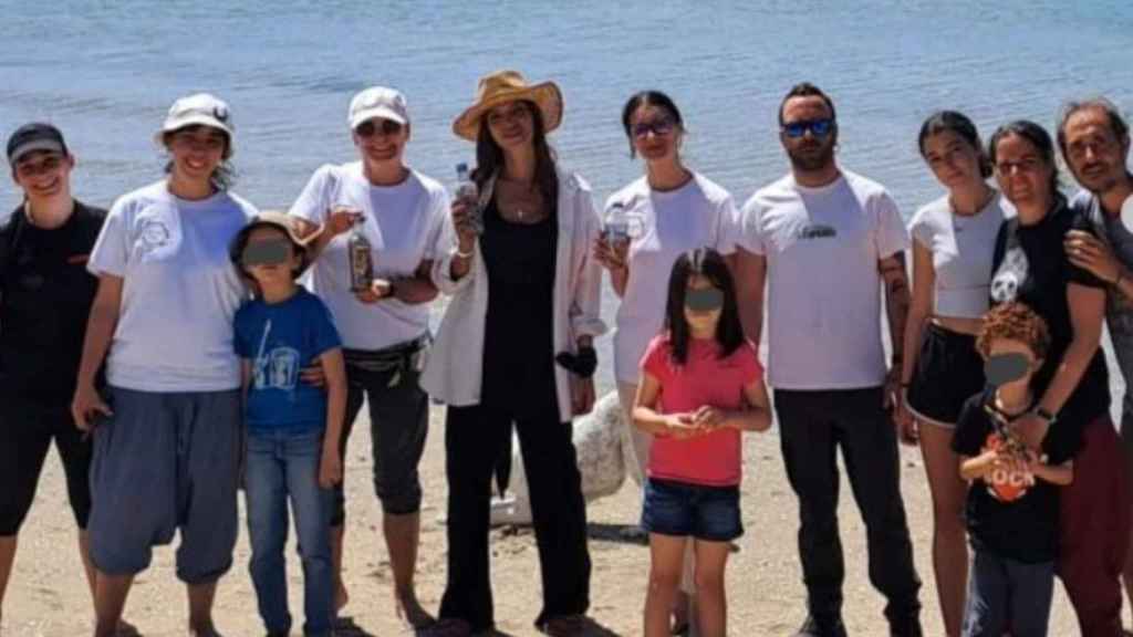 Sara Carbonero participa en la limpieza de una playa de Vilagarcía.