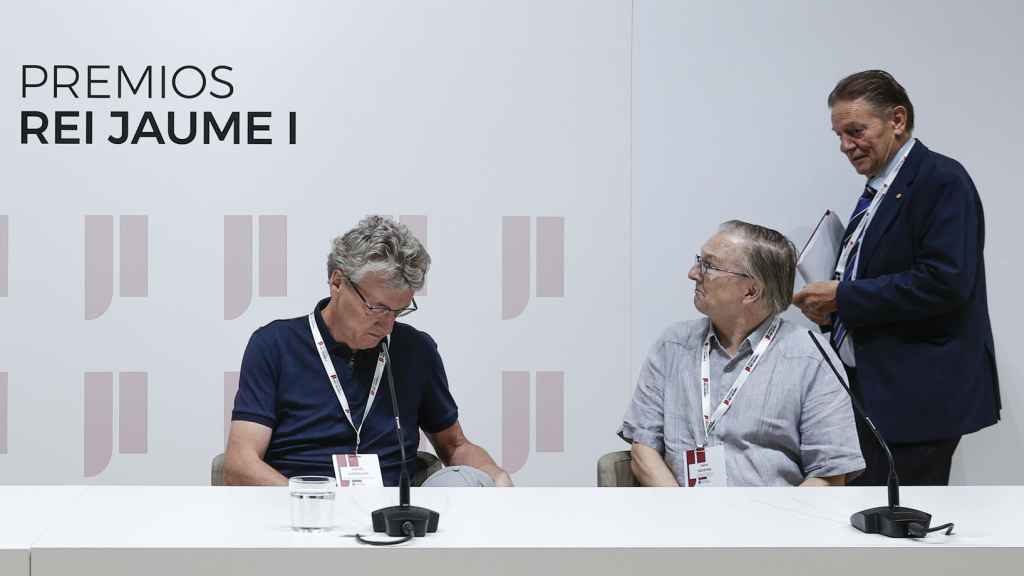 Los premios Nobel MacMillan y Szostak junto a Javier Quesada, presidente de la Fundación Premios Rei Jaume I