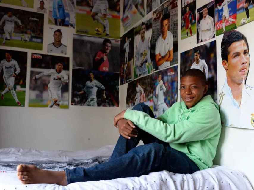 Mbappé, en su habitación de la infancia, repleta de pósters de Cristiano Ronaldo.