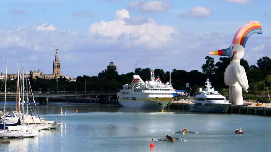 Curro, en la margen del río.