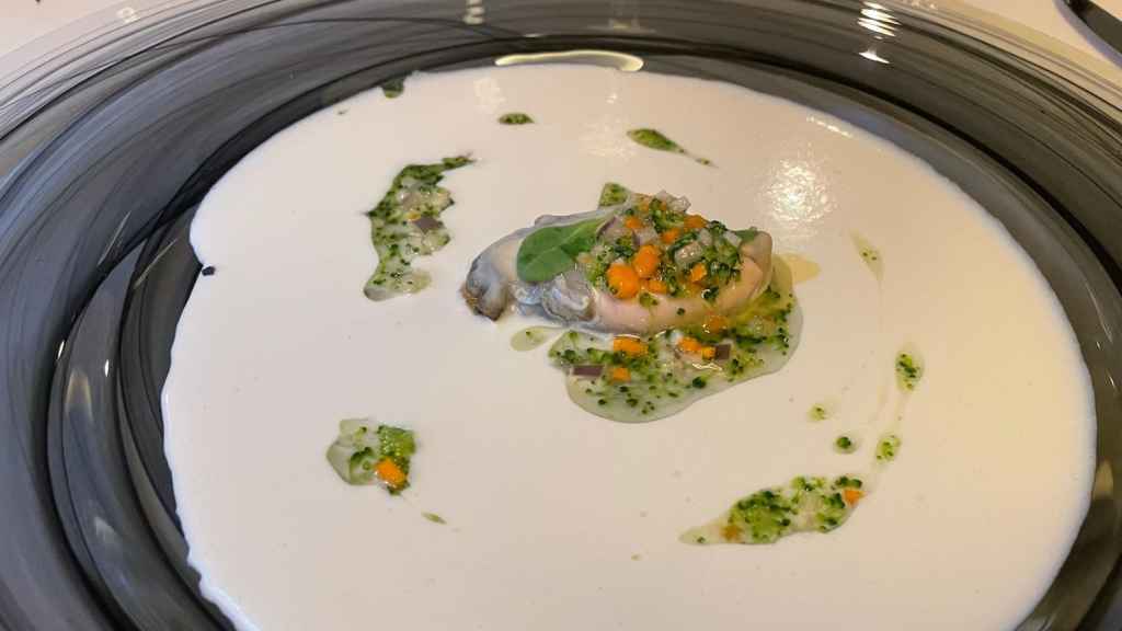 Ostra del Eo con ajoblanco de coco y verduritas encebichadas.