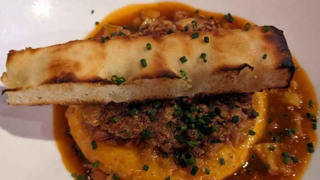 Tortilla de patata y cebolla con salsa de callos y crujiente de oreja de cerdo.