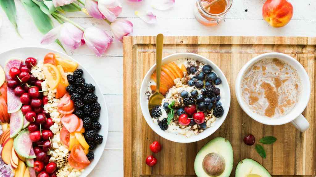Desayuno con yogur, cereales y frutas.