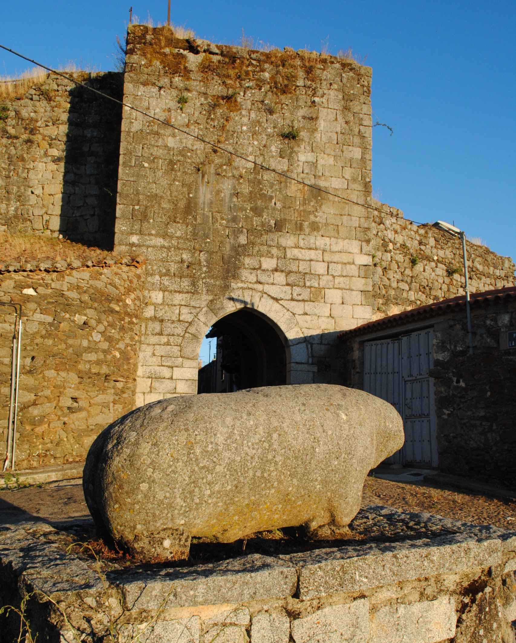 El toro o verraco de Monleón, que lo situa en tiempos prerromanos