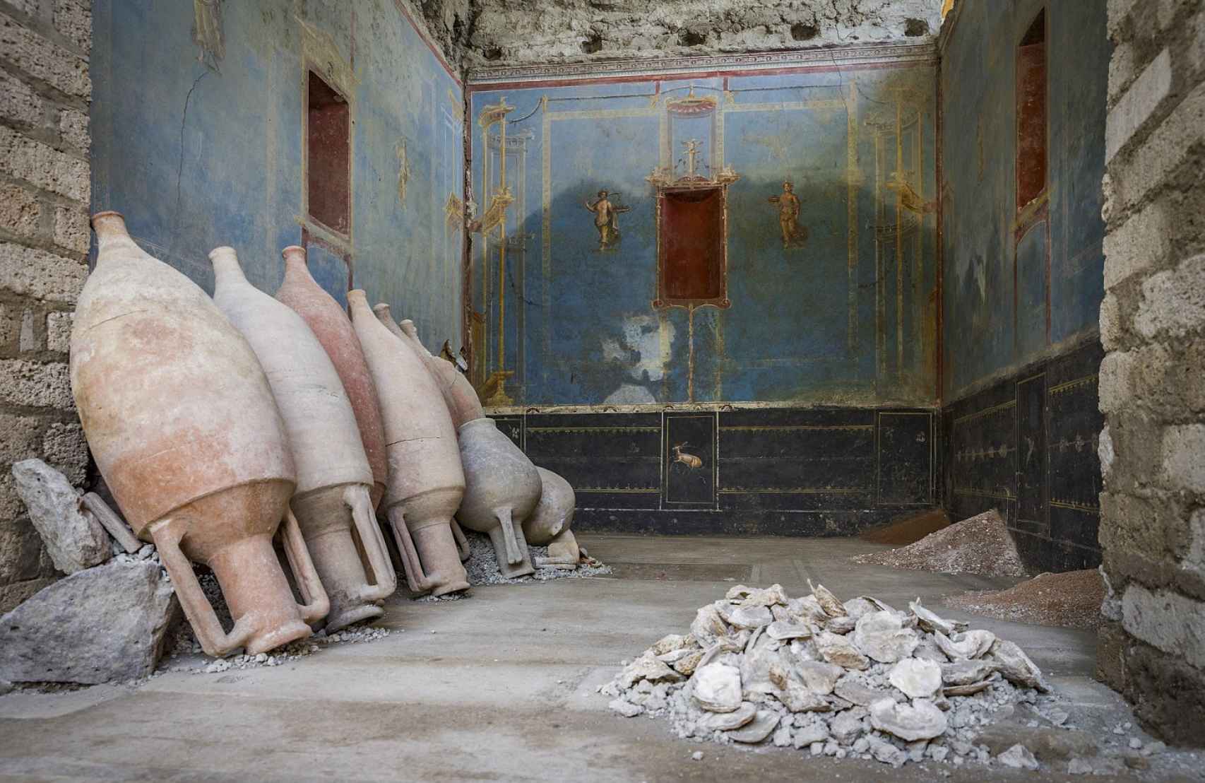 El 'sacrarium' de paredes azules hallado en Pompeya.
