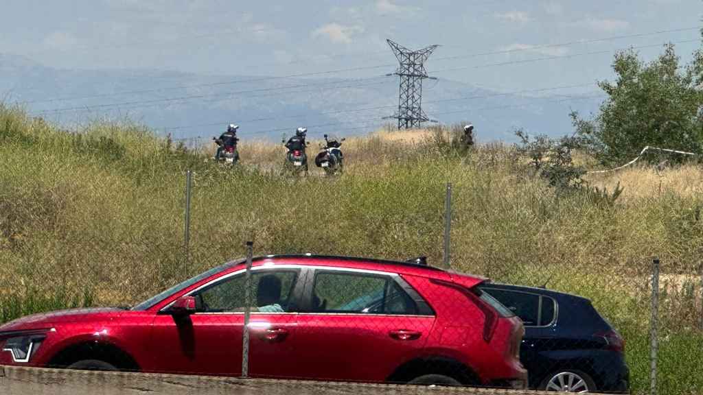 Agentes de Policía en la zona donde se ha producido el tiroteo en el que ha muerto el hermano de Begoña Villacís.