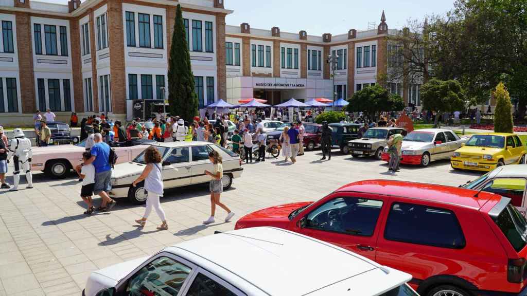Vehículos clásicos en la plaza de Tabacalera durante la VIII Caravana Solidaria