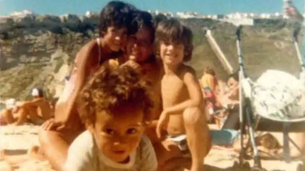 Begoña Villacís junto a su madre y sus hermanos en la playa.