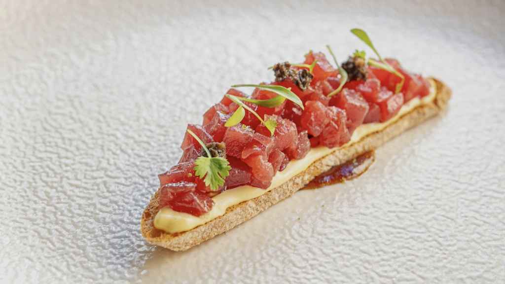 Tosta de atún de Almadraba con mayo de mostaza y trufa.