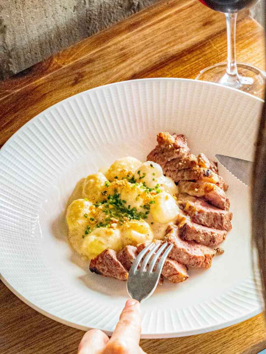 Presa ibérica asada con gnocchis a la crema de payoyo.