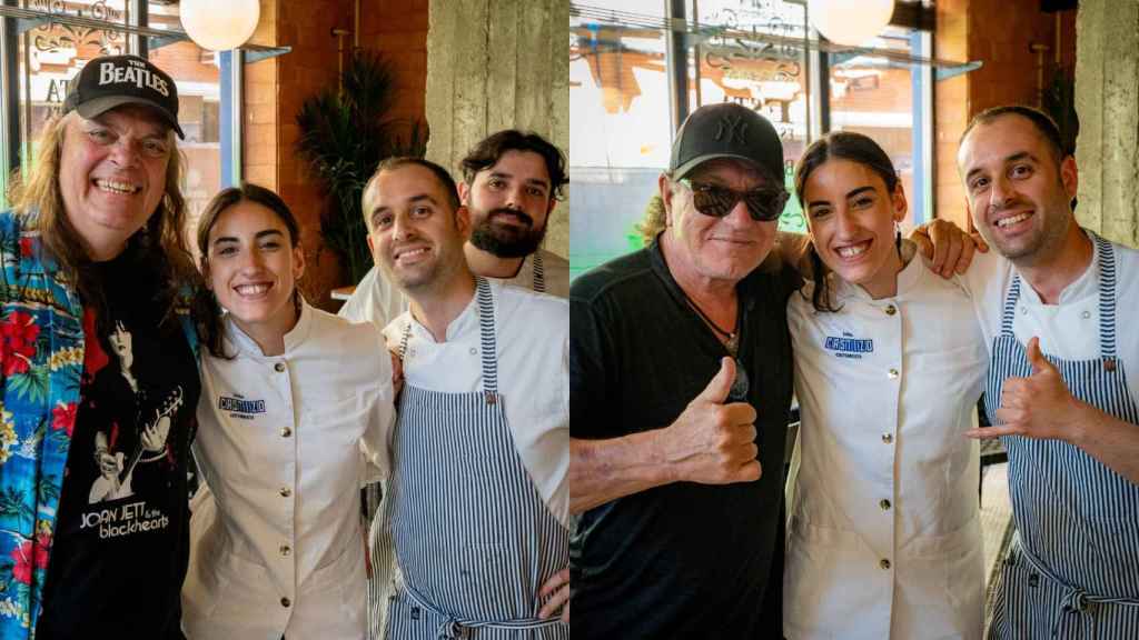 El equipo del restaurante con los miembros de AC/DC.