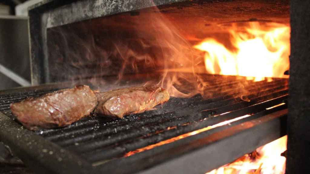 Una de las especialidades de la Cueva del Túnel son las carnes a la parrilla