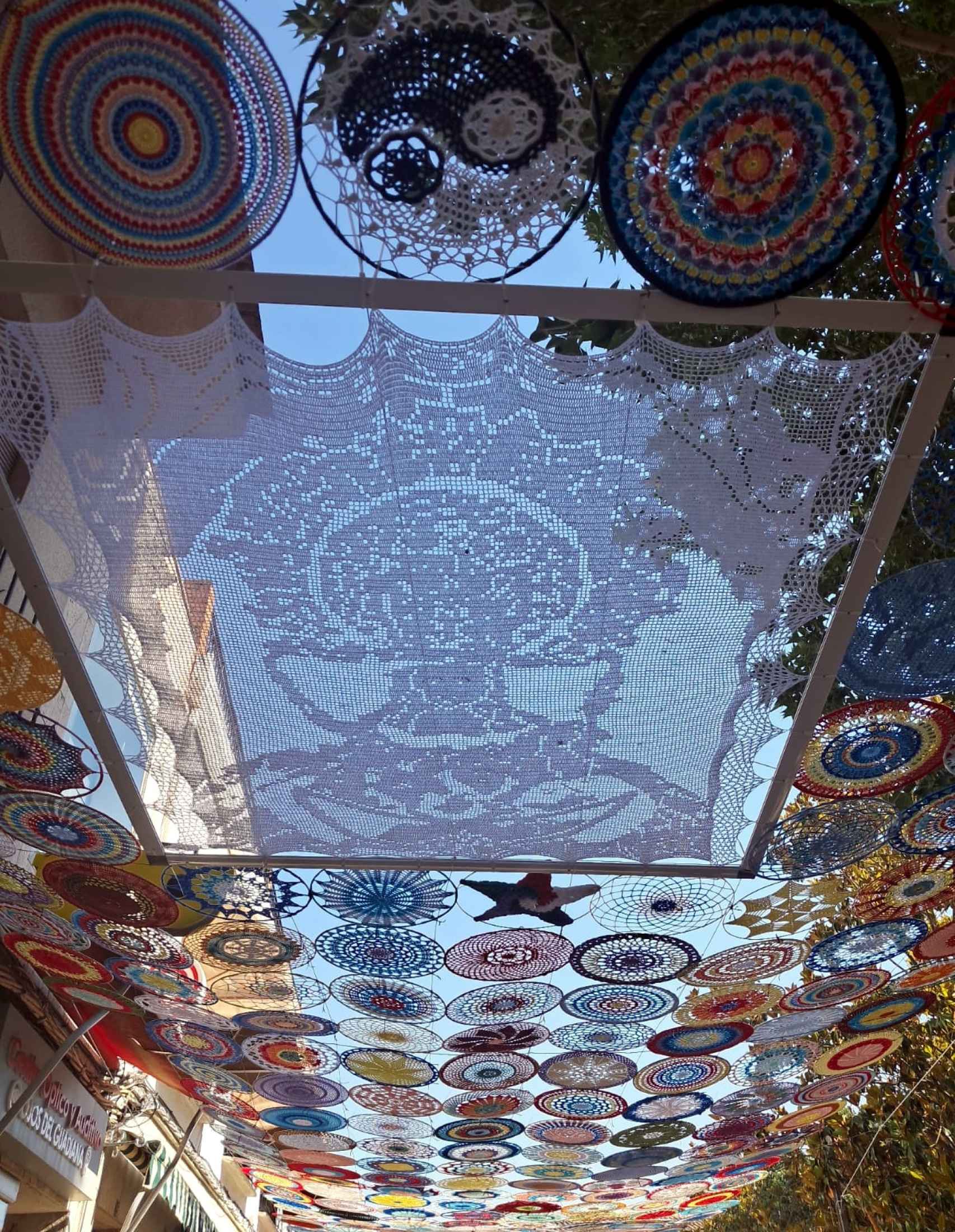 Toldo de ganchillo en Villarrubia de los Ojos (Ciudad Real).