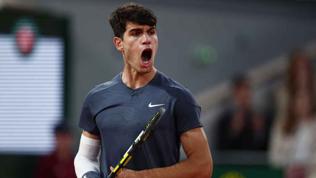 Alcaraz grita para celebrar un punto ante Tsitsipas.