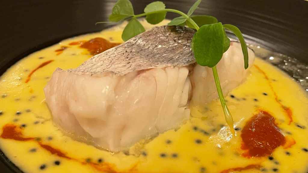 Plato de merluza de Lastres con mantequilla de mandarina y ají amarillo, en el restaurante Tella.