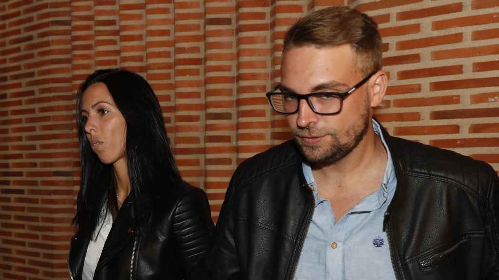 José María Almoguera y Paola Olmedo en el funeral de María Teresa Campos.