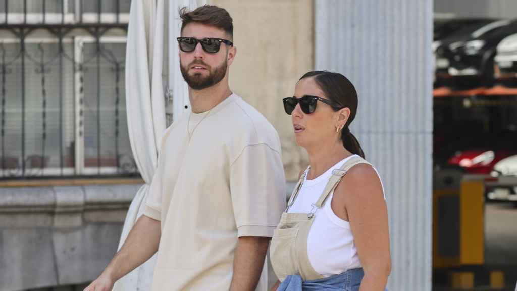 Anabel Pantoja y su pareja en las calles de Madrid.