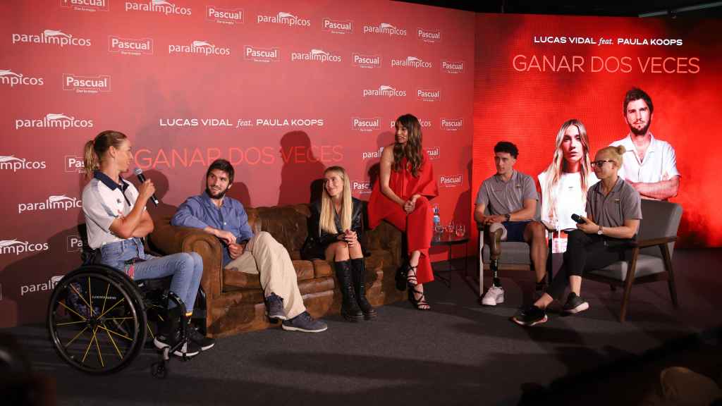 Los deportistas con Paula Koops y Lucas Vidal