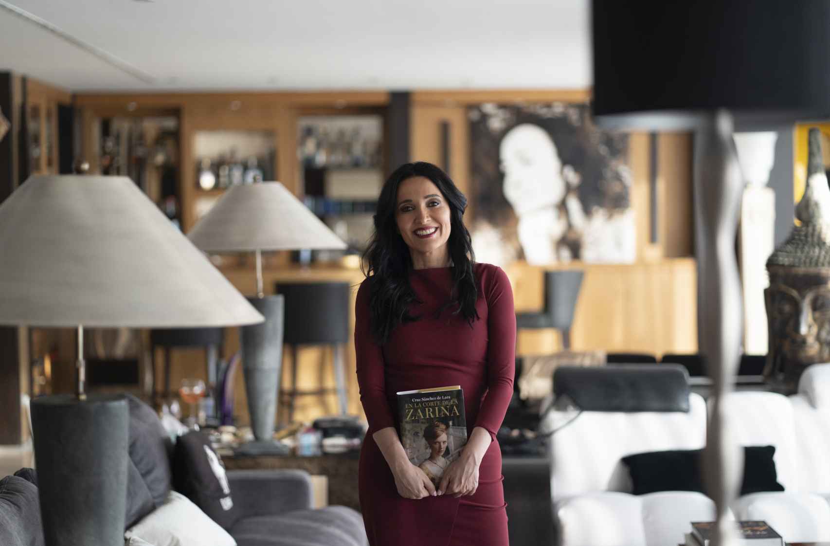 Cruz Sánchez de Lara posa con su libro 'En la corte de la zarina', al finalizar la conversación. Foto: Javier Carbajal