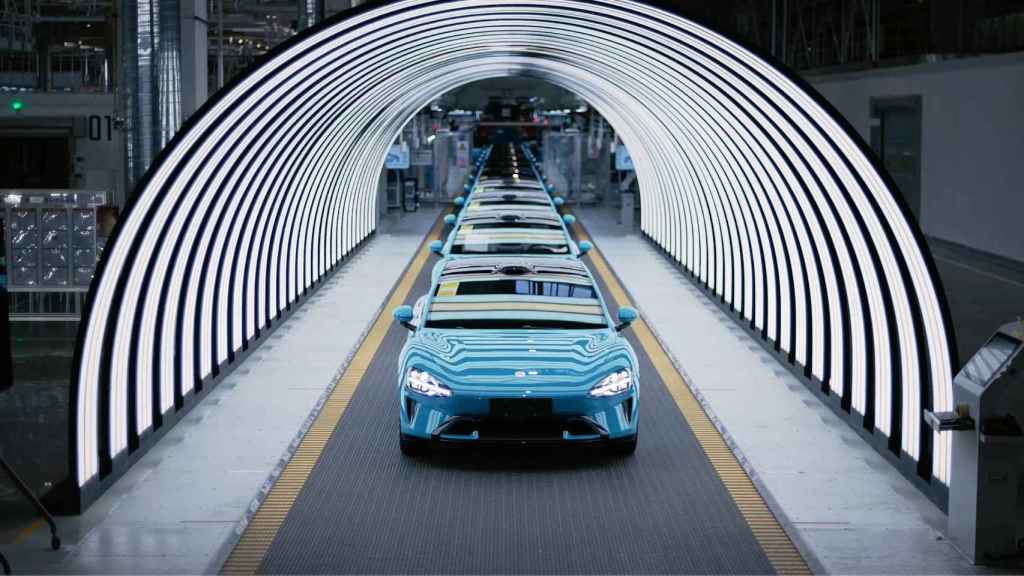 Varias unidades del Xiaomi SU7 salen de la fábrica de la marca en Shanghai