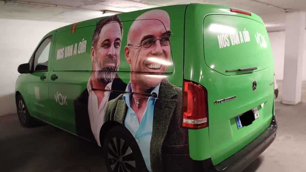 Furgoneta electoral de Vox. Foto: Redes sociales del secretario de Organización del PSOE regional, Sergio Gutiérrez.