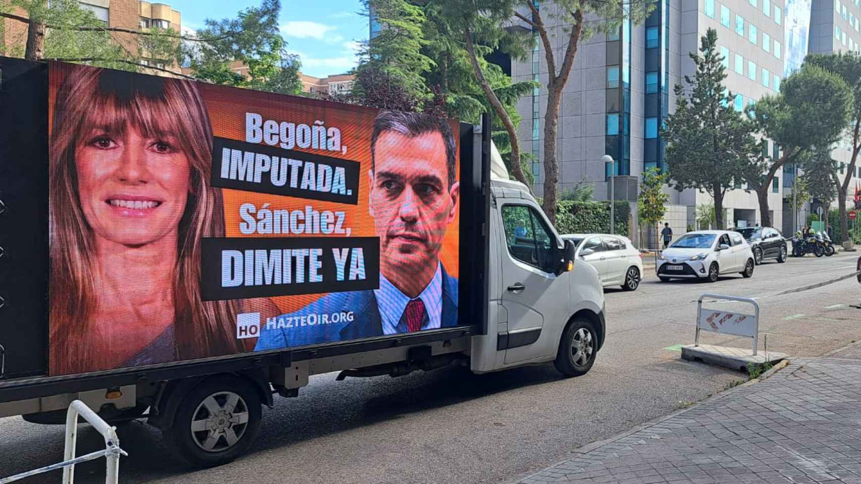 Un bus contratado por Hazte Oír recorre varias calles de Madrid con una pantalla con el rostro de Begoña Gómez.