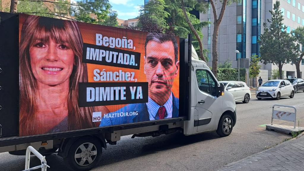Un bus contratado por Hazte Oír recorre varias calles de Madrid con una pantalla con el rostro de Begoña Gómez.